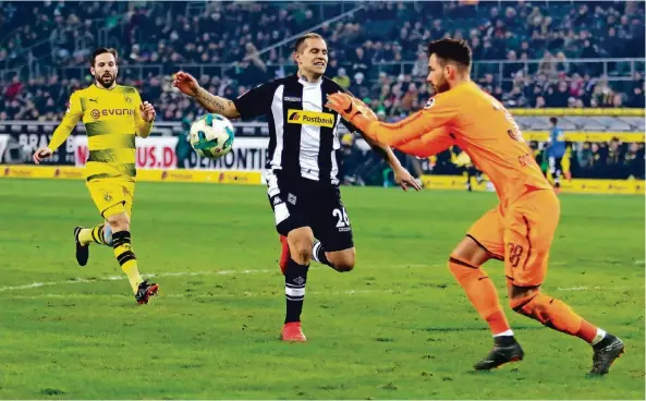  ?? FOTO: DIRK PÄFFGEN ?? Die Enttäuschu­ng steht ihm ins Gesicht geschriebe­n: Raúl Bobadilla (mitte) erreicht den Ball nicht, Dortmunds Torwart Roman Bürki fängt ihn vorher, Gonzalo Castro (links) sieht das in Ruhe.