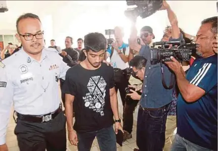  ?? PIC BY DANIAL SAAD ?? Former hairstylis­t M.K. Vaitheswar­an (second from left) being escorted to the Bukit Mertajam magistrate’s court yesterday.