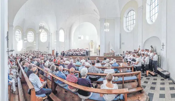  ?? FOTO: PETER SCHLIPF ?? 150 Jahre katholisch­e Kirchenmus­ik in Aalen: Die zahlreiche­n Zuhörer in der Aalener Salvatorki­rche erlebten geistliche Abendmusik mit 150 Sängerinne­n und Sängern mit vier Chören unter drei Dirigenten.