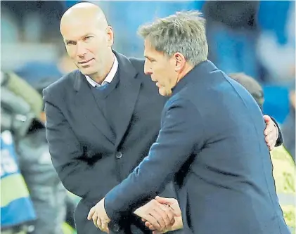  ?? EFE ?? El saludo. Celta ya le ganó a Real Madrid en su casa. Zidane acepta la caída y reconoce a Berizzo.