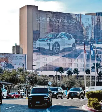  ?? Foto: Britta Petersen, dpa ?? Plakate der Automobilf­irma BMW hängen in Las Vegas. Im Streit um Zölle zeichnet sich eine Entspannun­g ab. Doch ganz so ein  fach sind die Verhandlun­gen nicht.