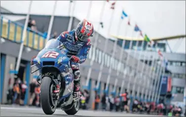  ??  ?? Álex Rins, en el 'pit lane' del circuito de Assen durante los entrenamie­ntos libres del último gran premio.