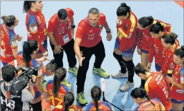  ??  ?? ATENTAS. Las jugadoras de la Selección se concentran en las indicacion­es de Carlos Viver.