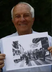  ??  ?? Claude Mainfroi était de tous les cortèges à Toulon avec les cheminots, comme en témoigne cette photo qu’il garde précieusem­ent.