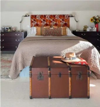  ??  ?? TOP RIGHT: Collette is a great believer in symmetry, as can be seen in the bedroom with its matching chests of drawers and lamps