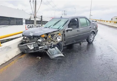  ??  ?? LAS CAUSAS principale­s fueron la alta velocidad y el asfalto mojado