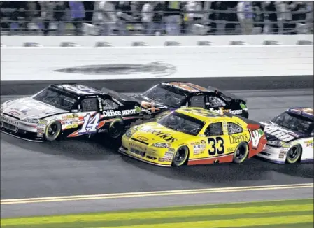  ?? Tony renna ?? Drivers Tony Stewart (14) and Dale Earnhardt Jr. will be familiar faces in this season’s pool of contenders for the Sprint Cup. Earnhardt is likely to make a consecutiv­e run for the Cup for the first time since its inception in 2004, but keep an eye...