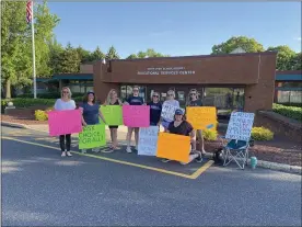  ?? PHOTO COURTESY OF MONTGOMERY COUNTY MOMS FOR LIBERTY ?? Members of the Montgomery County “Moms for Liberty” hold signs asking the North Penn school board to remove mask requiremen­ts for students, outside the district offices ahead of the May 20, 2021 school board meeting.