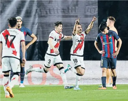  ?? Rodrigo Jimenez / EFE ?? Pedri y Ter Stegen lamentan el primer gol, de Álvaro García, que el Barcelona encajó en Vallecas