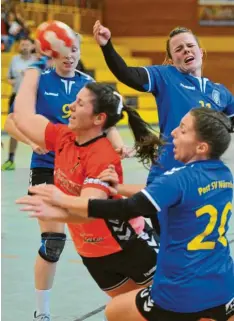  ?? Foto: K. Aumiller ?? Gefoult: Cindy Huber wird regelwidri­g beim Torwurf gestört. Letztlich steuerte sie vier Treffer gegen den Post SV Nürnberg bei – ihr TVG verlor 25:26.