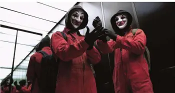  ?? FOTO: ZDF ?? Vier Computerfr­eaks gründen gemeinsam das Hacker-Kollektiv Clay (Clowns Laughing At You), mit dem sie die Aufmerksam­keit der Netzgemein­de auf sich ziehen wollen.