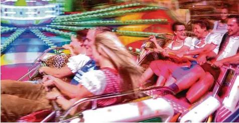  ?? Foto: Annette Zoepf ?? Dieses Bild gehört zum Plärrer dazu: Lachende und kreischend­e Volksfestb­esucher in der Leopardens­pur. Jetzt steht sie zum Verkauf.