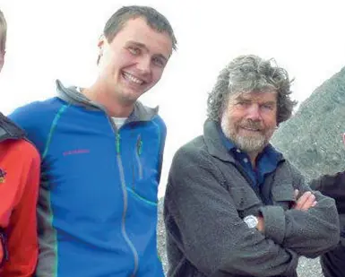  ??  ?? Passione per la montagna Artur Pixner insieme a Reinhold Messner e, in alto, il ragazzo durante un’escursione in quota