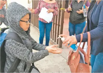  ?? Cuartoscur­o ?? En las escuelas ya aplican filtros de revisión por el Covid-19, desde ayer.