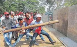 ?? REUTERS ?? Supporters of the Communist Party of IndiaMarxi­st (CPIM) try to break a police barricade during a march to the state secretaria­t in Kolkata on Monday. Over 100 Left activists and 79 police personnel were injured in clashes at various places in the...