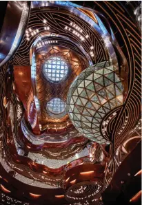  ??  ?? Théâtral. L’immense atrium de six étages du K11 Musea, sous une coupole en toile d’araignée, entre Art déco et motifs organiques, signé James Corner et Otto Ng.