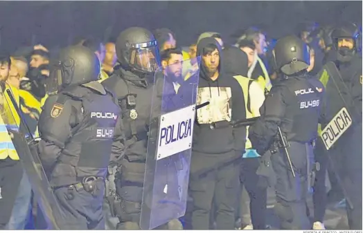  ?? REPORTAJE GRÁFICO: JAVIER FLORES ?? Policías nacionales delante de los antidistur­bios.