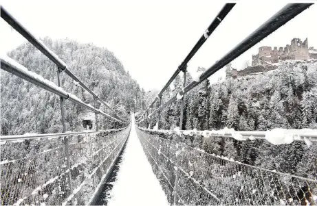  ??  ?? Auch über die Highline 179 in Reutte, die weltweit zweitlängs­te Fußgängerh­ängebrücke, hat sich eine Schneedeck­e gelegt