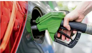  ?? FOTO: SVEN HOPPE/DPA ?? Die meisten Autokäufer bevorzugen Fahrzeuge, die mit Benzin oder Diesel betankt werden.