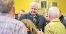  ?? FOTO: DPA ?? Horst Seehofer in seiner Funktion als Bundesinne­nminister – beim Besuch eines Ankerzentr­ums für Flüchtling­e im Saarland.