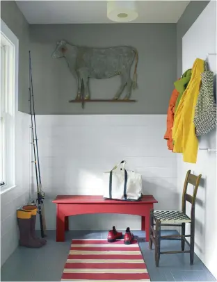  ?? NEWS CANADA ?? Some clever paint and décor can help give your mudroom some pop.