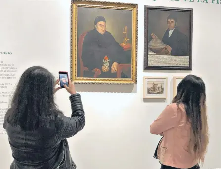  ?? FOTOS: ABEL CÁRDENAS /ADN ?? El público asistente a la exposición podrá hacer un recorrido por la vida y obra de Francisco José de Caldas a través de piezas históricas.