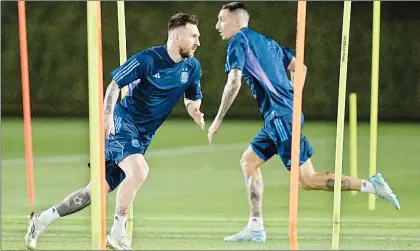  ?? Foto Afp ?? Mientras Lionel Messi está jugando a plenitud, su compañero Ángel Di María es duda para el encuentro entre Argentina y Países Bajos por el pase a semifinale­s.