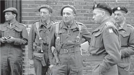  ?? FOTO VHÚ ?? Bohumil Pelikán (zcela vpravo) v době nasazení Čs. samostatné obrněné brigády u Dunkerku. Vedle něj velitel brigády a jeho budoucí tchán generál Alois Liška.