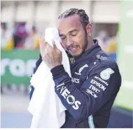  ?? Gabriel Bouys / Efe / Epa ?? Lewis Hamilton se refresca, ayer, en el circuito de Montmeló.