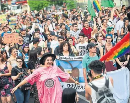  ?? (RAMIRO PEREYRA / ARCHIVO) ?? Marchar bailando. En Córdoba, ya se han hecho nueve marchas del Orgullo.