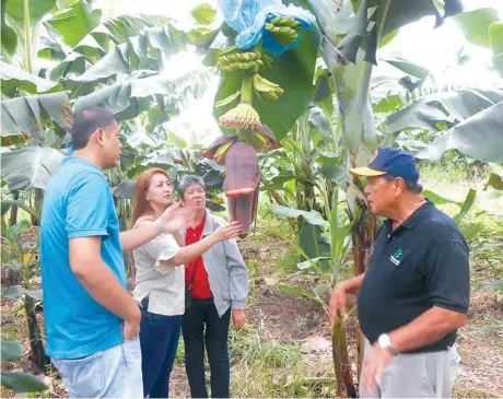  ??  ?? Si Jonas Mauro, Rose Mauro, Gng. Erherita Mauro ug Dr. Agustin Molina uban sa Variety 218 nga namuso na.