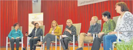  ?? FOTO: WALTRAUD WOLF ?? Politisch motivierte Frauen stellten sich den Fragen (von links): Gerlinde Kretschman­n, Toni Teufel, Rita Hafner-Degen, Moderatori­n Claudia Reisch, Stefanie Bürkle, Elisabeth Jeggle und Monika Koros-Steigmülle­r.