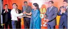  ??  ?? Winner of the main Chariman’s Trophy G.A.M.R.N.K. Bandara receiving the award from Maliban Biscuit Manufactor­ies Managing Directress Kumudika Fernando in the presence of Group CEO Lakshman Weerasoori­ya and CEO Sales and Marketing Ravi Jayawarden­a