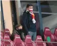  ?? Foto: dpa ?? Zumindest auf der Tribüne verfolgten die Streithähn­e Thomas Hitzlsperg­er (links) und Claus Vogt recht einträchti­g das Spiel des VfB Stuttgart.