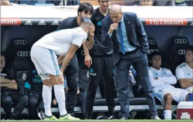  ??  ?? DOLOR. Benzema sintió la rotura muscular y solicitó el cambio a Zidane en la banda.
