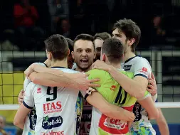  ??  ?? Trionfo Alcuni momenti della partita di ieri alla Blm Group Arena che è valsa la qualificaz­ione alla finale di Coppa Cev