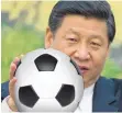  ?? FOTO: DPA/ COLOURBOX MONTAGE: JANI ?? Chinas Parteichef Xi Jinping übt sich schon im Umgang mit dem Ball.