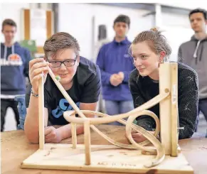  ??  ?? Schüler des Berufskoll­egs Hilden bauen Murmel-Achterbahn für bundesweit­en Ingenieurw­ettbewerb, vorne vl Mika Wiesner (15) und Jenny Schultheiß (16)