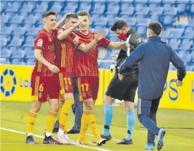  ?? ANDRÉS CRUZ ?? Alegría -Zanimacchi­a celebra su gol junto a Francés y Nieto, ayer en el estadio insular.