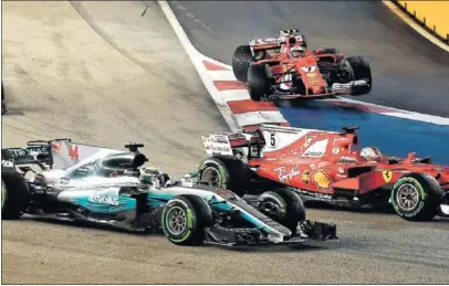 ??  ?? RIVALIDAD. Hamilton sacó provecho del accidente de Vettel en la salida del GP de Singapur.