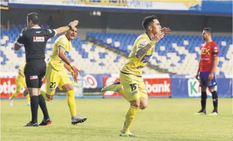  ??  ?? ► Jean Paul Pineda celebra luego de anotar el único gol del partido.