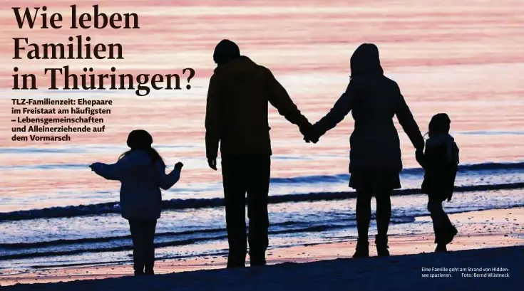  ??  ?? Eine Familie geht am Strand von Hiddensee spazieren. Foto: Bernd Wüstneck