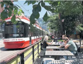  ?? RICHARD LAUTENS TORONTO STAR ?? Many Toronto bar and restaurant owners are frustrated over the delays by the city in granting approval for their revenueboo­sting patios.