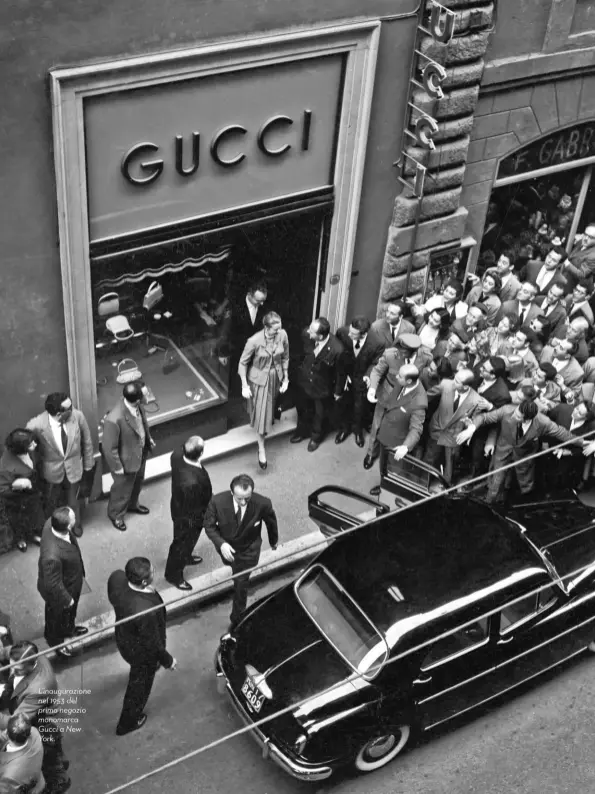  ??  ?? L’inaugurazi­one nel 1953 del primo negozio monomarca Gucci a New York.