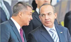  ?? ?? El entonces secretario de Seguridad, Genaro García Luna (izq.), con Felipe Calderón, en 2012. AFP