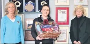  ?? ?? RIORDAN’S SUPERVALU CHRISTMAS HAMPER PRESENTATI­ON: Aislainn Lordan representi­ng sponsor Michael Riordan photograph­ed presenting Liz O’Brien, winner of the recent Christmas Hamper Competitio­n (right), with her prize in the presence of l-r: lady captain Siobhan Feehan.