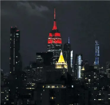  ?? ANSA ?? Qui a fianco l’Empire State Biulding illuminato di bianco e rosso per ringraziar­e il personale medico. A destra una uscita in bicicletta ieri a Genova