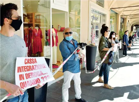  ??  ?? A Mantova
La protesta di un gruppo di commercian­ti per chiedere la «cassa» in deroga (Italy Photo Press)