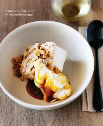  ??  ?? Almond meringue with white peach caramel