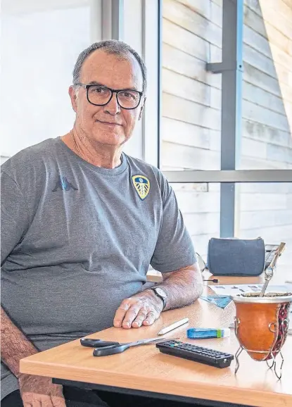  ?? Leeds ?? Un sonriente Bielsa, en su despacho en Leeds